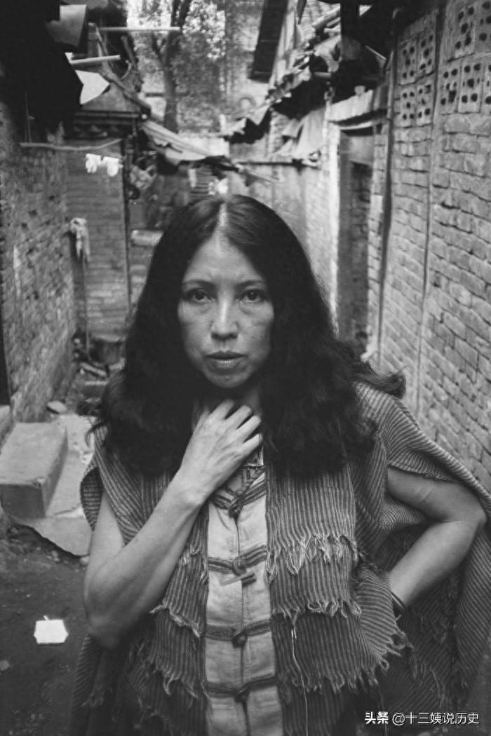 三毛自杀前最后公开照:在成都流浪,满脸都是愁容,眼神充满绝望