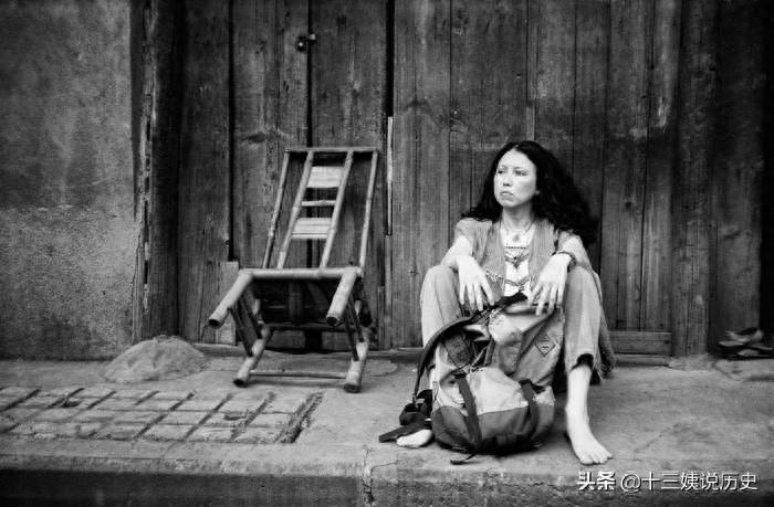 三毛自杀前最后公开照:在成都流浪,满脸都是愁容,眼神充满绝望