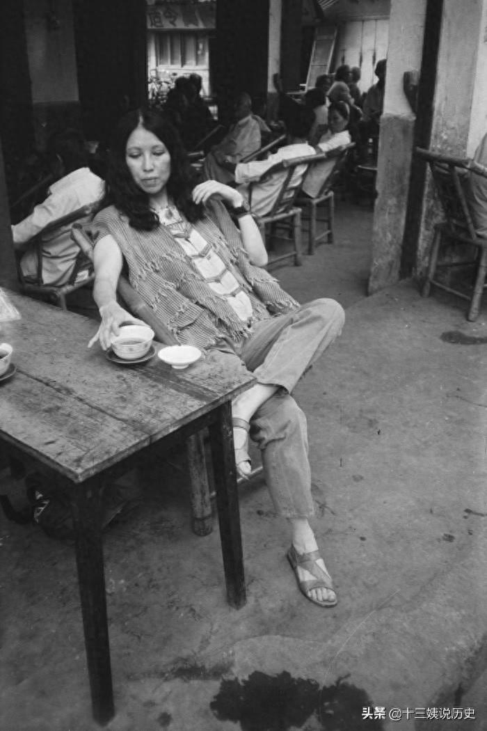 三毛自杀前最后公开照:在成都流浪,满脸都是愁容,眼神充满绝望