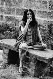 ​三毛自杀前最后公开照：在成都流浪，满脸都是愁容，眼神充满绝望