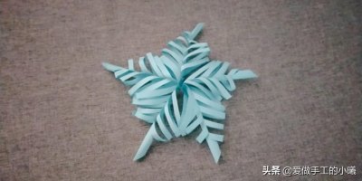 ​教你用彩纸做一个漂亮的立体雪花，简单几步就完成