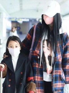 ​李小璐现状心酸，穿着落魄携甜馨现身机场，暴瘦身材引关注