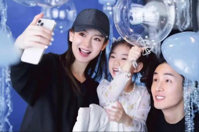 ​戚薇为女儿庆6岁生日，母女俩长的太像了，小萌妹有妈妈的风范