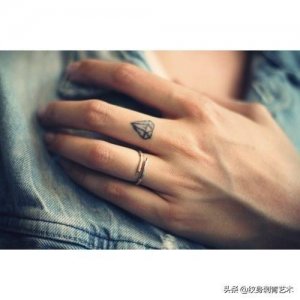 ​简约大气的手指纹身