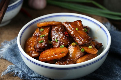 排骨和它一起煮，软糯香浓，超级好吃，吃完连盘子都舔干净了