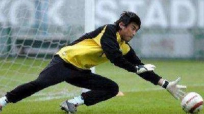 ​他曾力压两位国门坐稳豪门主力，联赛首轮向对手通风报信