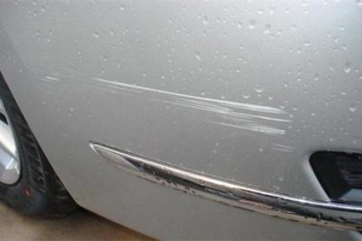 ​白色车蹭出黑色底漆算严重吗(白车露黑色算露底漆吗)