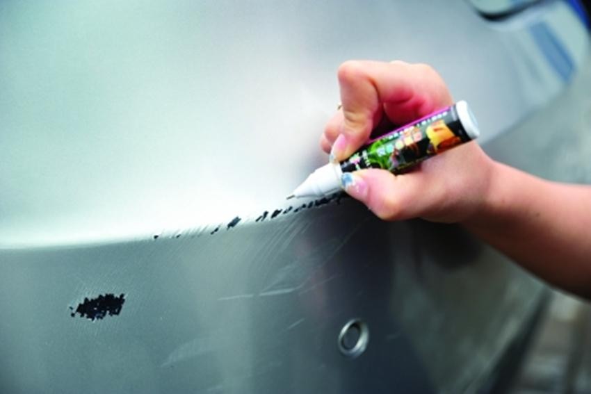 白色车蹭出黑色底漆算严重吗(白车露黑色算露底漆吗)