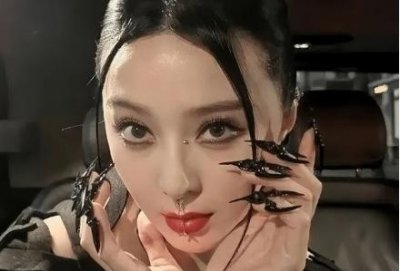 ​43岁范冰冰巴黎上鼻环，镂空装扮，这5年到底经历了什么？