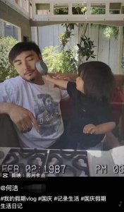 ​何洁晒一家五口日常，与刁磊吃烛光晚餐甜蜜相依，俩女儿都像她