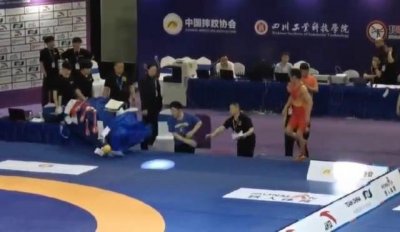 ​中国体坛再现丑闻！摔跤比赛出现逆天黑哨，教练理论反遭禁赛4年