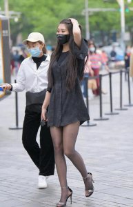 ​为什么劝女人少穿“丝袜”出门？看完些真实街拍图，你就全明白了