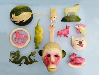 ​自学5天，58岁河南大爷用瓜皮和瓜瓤雕出十二生肖：光刻猴子就用了一个瓜