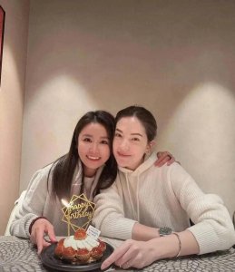 ​48岁林心如的素颜照曝光！穿毛衣+齐肩发跟闺蜜庆生，像个小姑娘