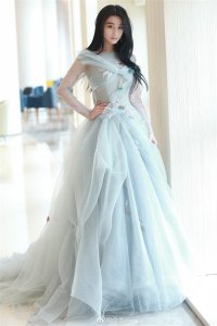 ​“新一代车模小天后”金美辛:爆炸身材性感妩媚动人