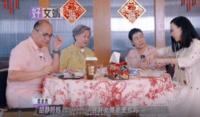 ​胡静16岁儿子首度出镜帅气，在镜头前和妈妈顶嘴，个头还没妈妈高