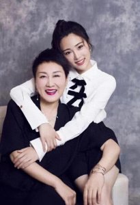 ​让人意外的8对明星母女，刘亦菲和妈妈颜值都高，闫妮母女似姐妹