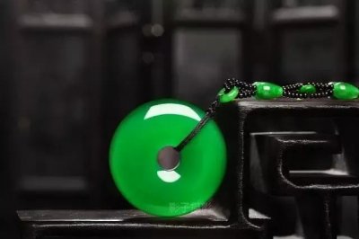 ​女人戴翡翠对身体有什么好处（三种女人不适合戴翡翠）