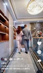 ​晋松携小21岁娇妻秀恩爱，双层肚腩显老，女方穿黑丝筷子腿细长