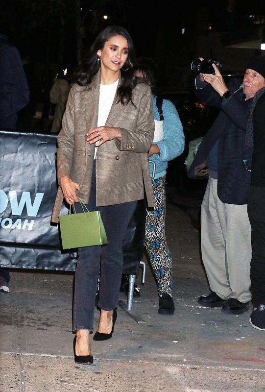 东欧大美女妮娜·杜波夫亮相纽约街头 甜笑撩人端庄优雅身材抢镜