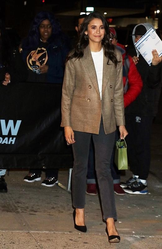 东欧大美女妮娜·杜波夫亮相纽约街头 甜笑撩人端庄优雅身材抢镜