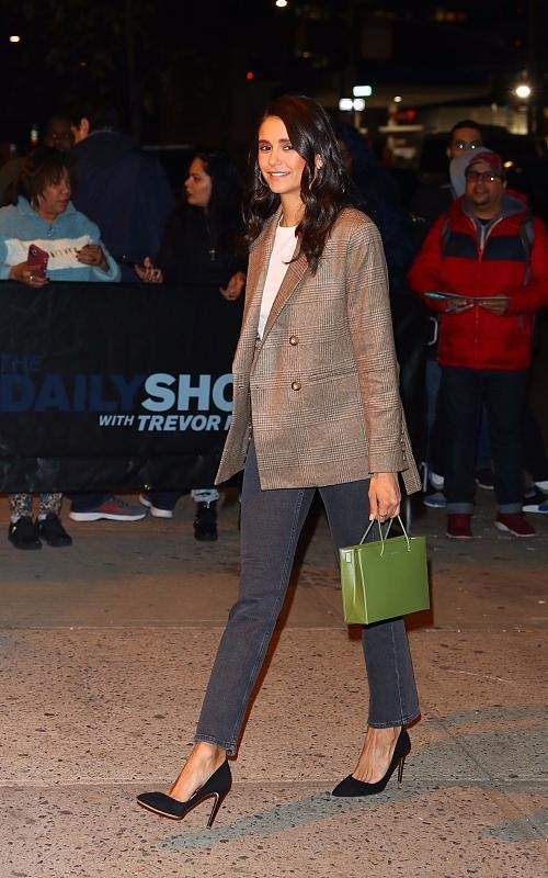 东欧大美女妮娜·杜波夫亮相纽约街头 甜笑撩人端庄优雅身材抢镜