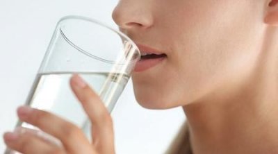 ​喝水多还是缺水(每天喝很多水身体还是缺水怎么回事)