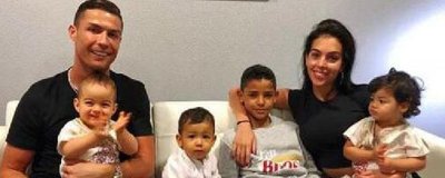 ​c罗四个孩子的妈妈是谁