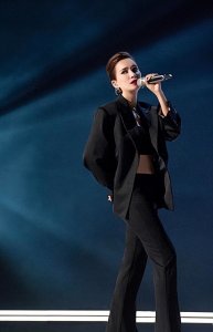 ​38岁卢靖姗不穿内衣大胆出镜，肤白如雪惹人羡，网友：活的很洒脱