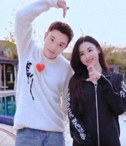 ​贾乃亮和张柏芝杭州游玩被拍到，这一对CP谁也想不到！