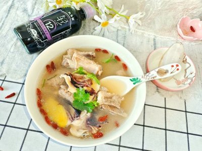 ​三分钟做好滋阴养血墨鱼排骨汤，做饭太简单