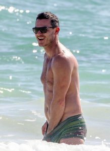 ​卢克·伊万斯与男友的海滩惬意时光撸哥很开森嘛