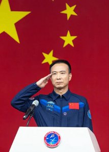 ​解放军特级航天员费俊龙，经历独特，既当过指挥长，又当过指令长