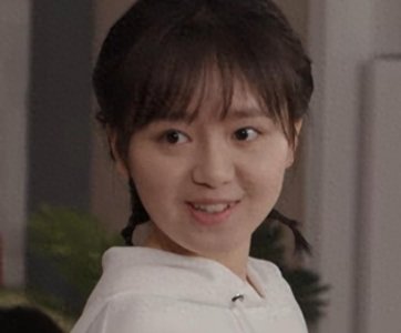 ​《人民警察》钟宝儿也来了，16岁的年纪，但看上去显得非常老气