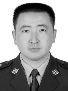 ​一派出所长因公牺牲，辖区97岁老人执意下楼送行