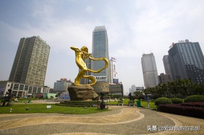 ​长沙的外滩，四周银行高楼环绕，比五一广场更高大上，更繁华