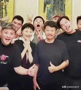 ​秃眉下垂，吴越头发稀疏，50岁如断崖，比蒋勤勤还糟！