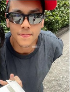 ​彭于晏身材健硕肱二头肌发达，40岁胡子有些花白，被调侃像赵本山