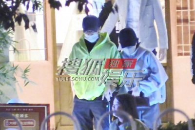 ​王菲谢霆锋复合10年，复刻初恋，聚餐完牵手同行太甜了