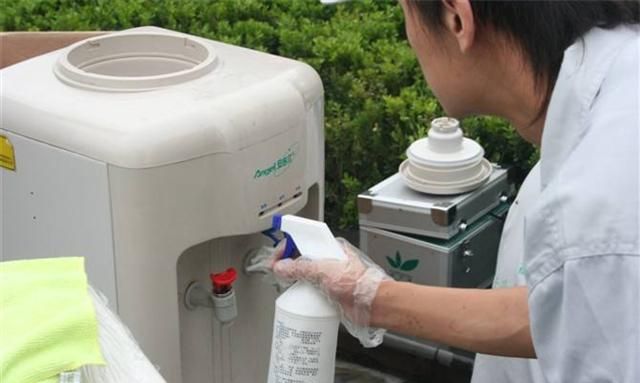 新买的饮水机有塑料味怎么办,有毒吗?能喝吗