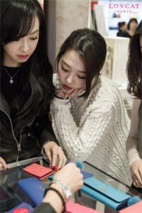 ​宋茜抵达韩国现场图，fx将合体参加雪莉葬礼现场图