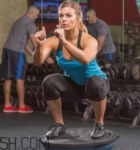 ​深蹲和硬拉是壮阳的吗？深蹲和硬拉哪个对腰有伤害？