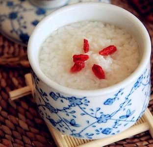 ​米酒糯米粥有什么好处和坏处(米酒糯米粥有什么好处吗)
