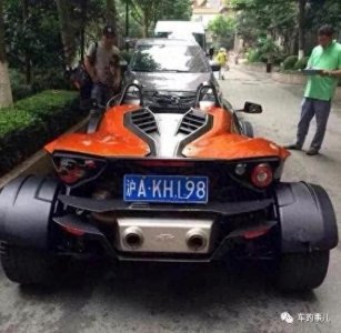 ​周立波的百万跑车，停个车还得拆下方向盘随身带！好尴尬