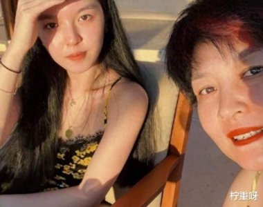 ​李咏妻子晒母女合照，穿吊带涂红唇打扮精致，透露在美国过春节
