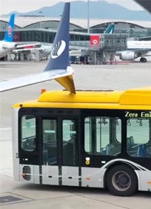 ​山航客机机翼被摆渡车刮擦司机毫无察觉直接开走，安全谁来保障？