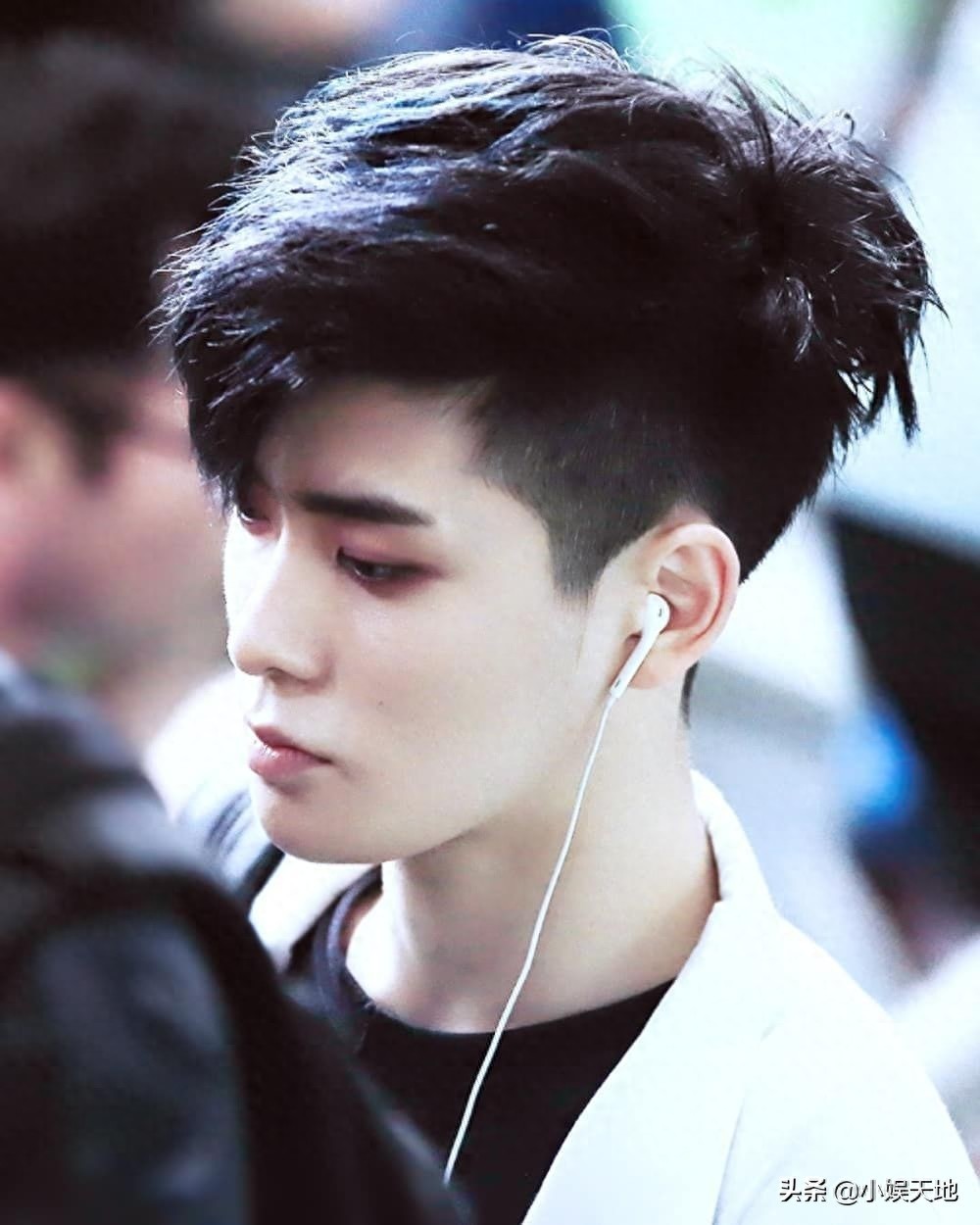 男团NCT成员郑在玹,五官立体优越的侧颜,粉丝们称之为南韩神颜