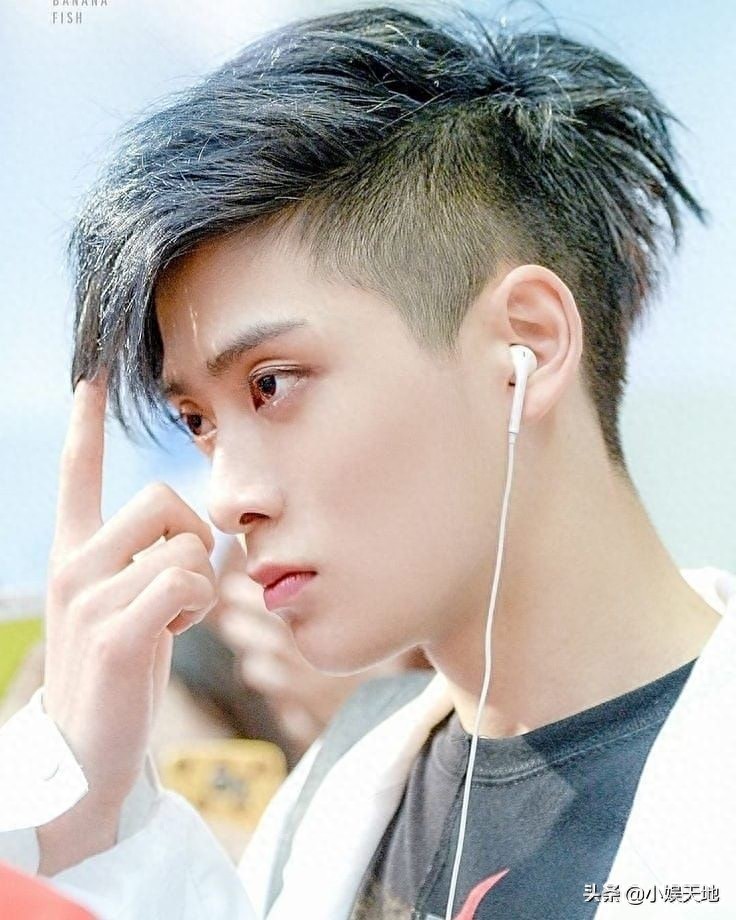 男团NCT成员郑在玹,五官立体优越的侧颜,粉丝们称之为南韩神颜