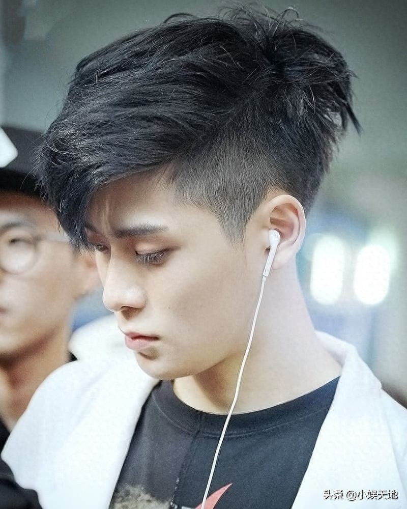 男团NCT成员郑在玹,五官立体优越的侧颜,粉丝们称之为南韩神颜