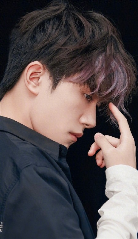 易烊千玺手机壁纸帅气黑色炫酷高清无水印最新壁纸大全